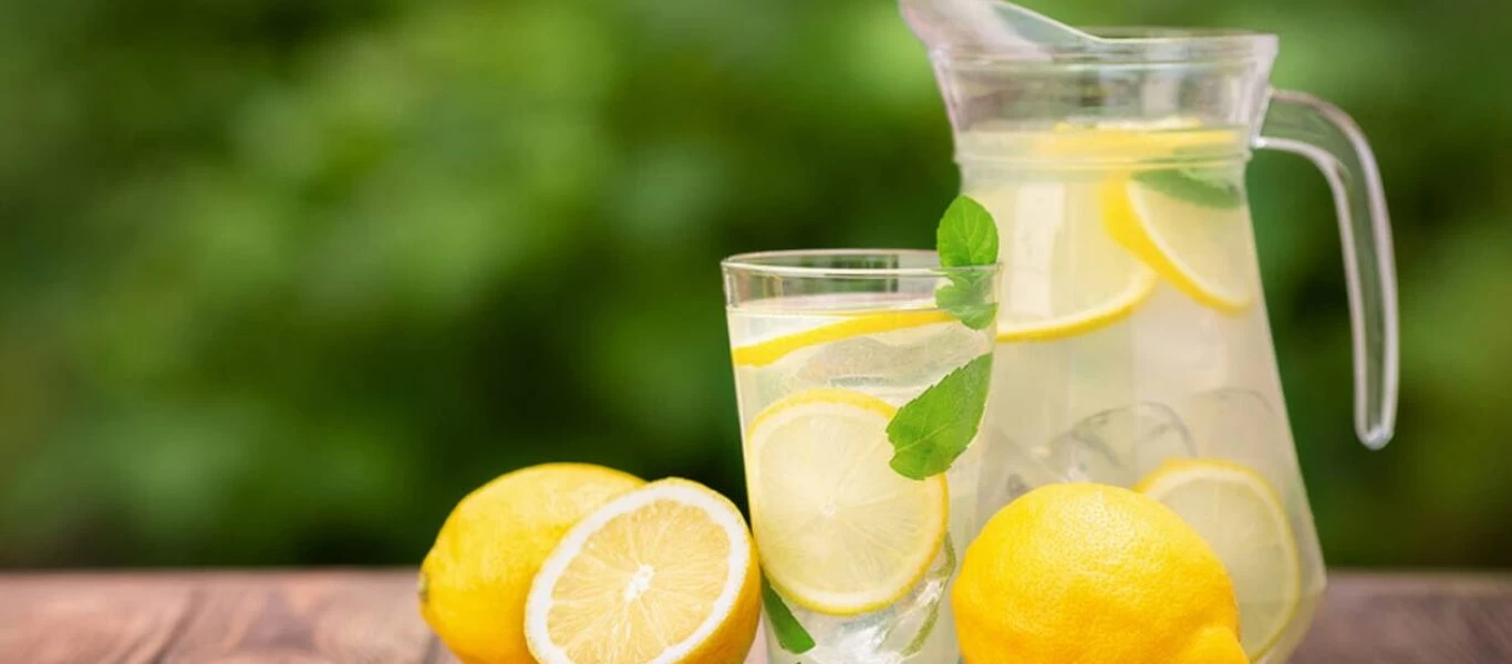 Τι θα συμβεί στον οργανισμό αν πίνετε καθημερινά νερό με λεμόνι (βίντεο)